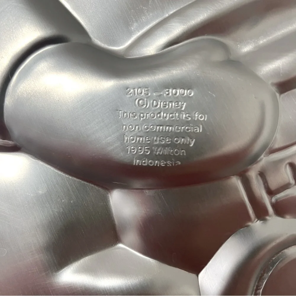 Wilton Cake Pan: Disney Winnie the Pooh Bear with Hunny Pot #2105-3000, 1995 EUC